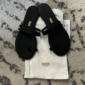 NEW Tkees Leah Black Sandal 7